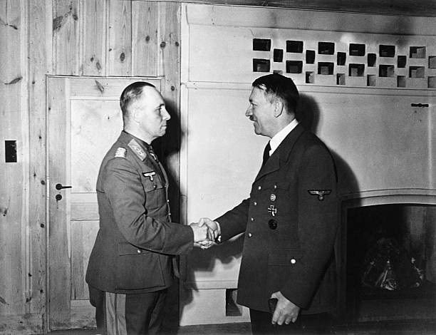 Эрвин Роммель получает Бриллианты к рыцарскому кресту. 1943 г. 