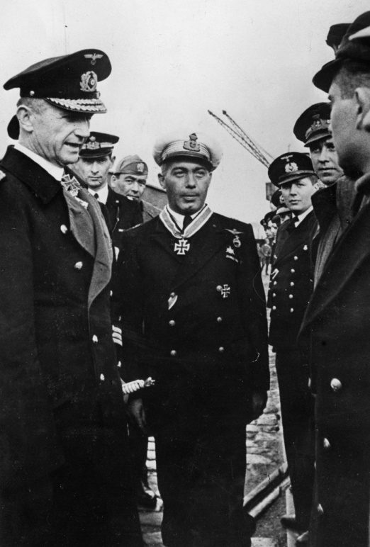 Адмирал Карл Дениц (слева) наградил командира итальянской подлодки «Барбариго» Энцо Гросси Рыцарским крестом Железного Креста. Октябрь 1943 г.