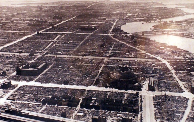 Полностью уничтоженные жилые кварталы. 10 марта 1945 г.