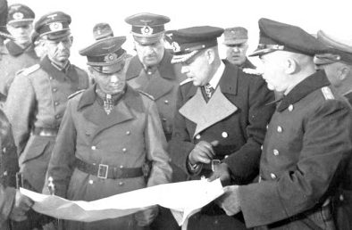 Эрвин Роммель, Альфред Гоз и Фридрих Руге у карты. 1943 г.