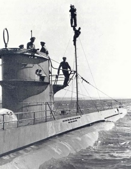 Установка дополнительной радиоантенны на подлодке «U-86». Ноябрь 1943 г. 