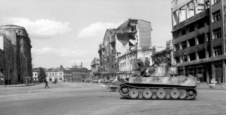 «Тигр» на площади Розы Люксембург. Январь 1943 г.