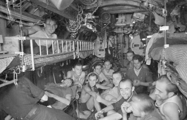 Экипаж немецкой подлодки «U-73» в часы досуга. Декабрь 1943 г. 