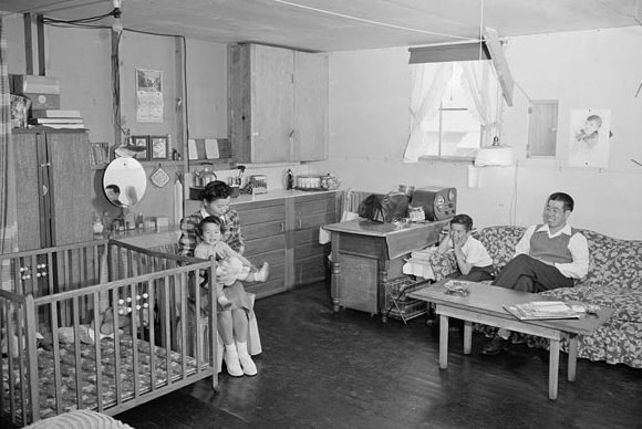Постановочные фото американской пропаганды. «Семейный уют» в персональном углу барака лагеря «Мансанар». 1942 г.