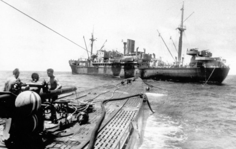 Подлодка «U-124» заправляется топливом с танкера «Питон» в открытом море. Ноябрь 1941 г. 