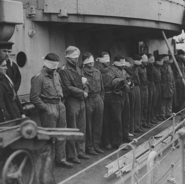 Пленный экипаж подлодки «U-643» на борту британского эсминца в порту Гринок. 1943 г.