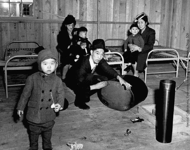 Заселение «осчастливленной» семьи в лагерный барак. Из мебели – только солдатские койки. 1942 г.