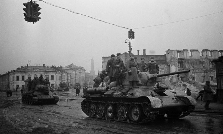 Танки Т-34 на проспекте Сталина (Московском). Февраль 1943 г. 