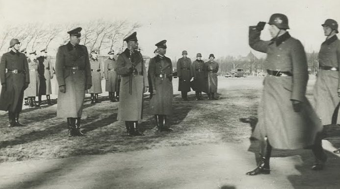 Эрвин Роммель инспектирует войска в Дании. 1943 г.