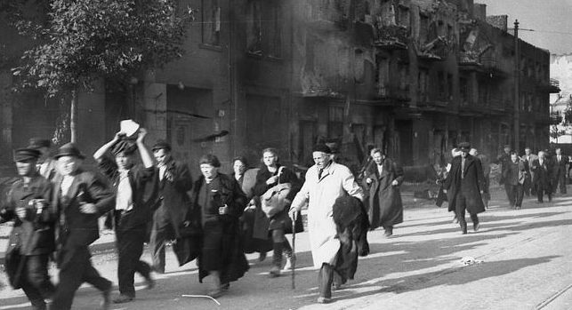 Гражданское население покидает город во время восстания. Август 1944 г.