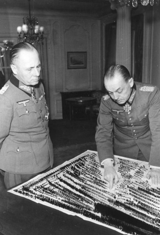 Эрвин Роммель, Герд фон Рундштедт и Альфред Гаузе. Париж. 1943 г.