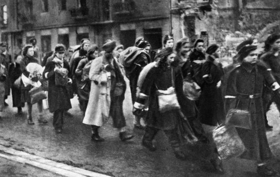 Гражданское население покидает город во время восстания. Август 1944 г.