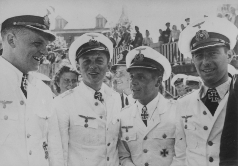 Командиры подлодок (слева направо) «U-552» - Эрих Топп, «U-93» - Клаус Корт, «U-567» - Энгельберт Эндрасс и «U-94» - Герберт Куппиш на набережной французского порта. Сент-Назер. 1941 г.