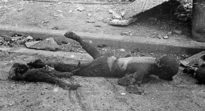 Обгоревшее тело женщины, которая несла на спине ребёнка. 10 марта 1945 г.