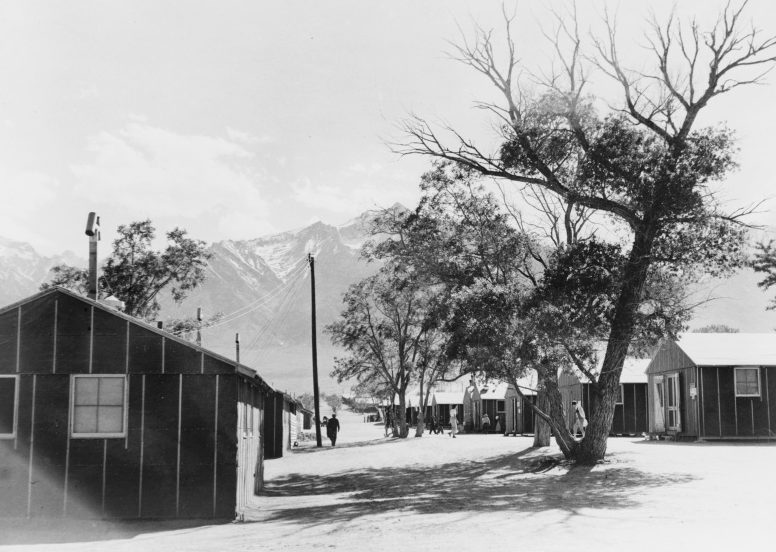 Вид на жилые бараки лагеря «Манзанар». 1942 г.