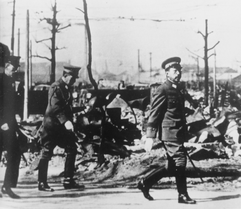 Император Хирохито осматривает разрушения города. Март 1945 г.