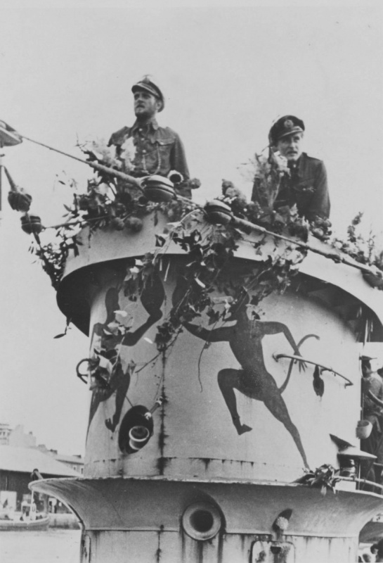 Капитан-лейтенант Эрих Топп на мостике подлодки «U-552». 1941 г.