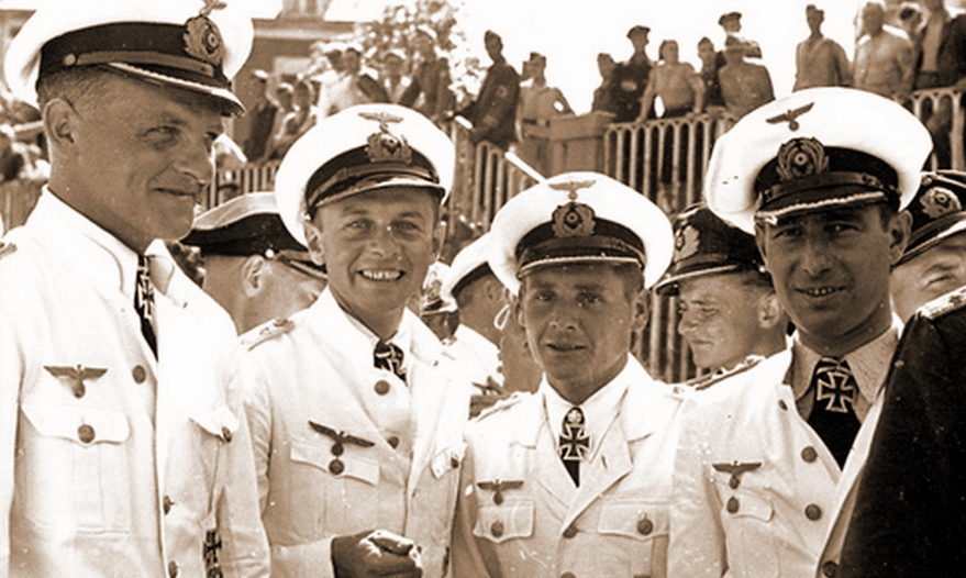 Кавалеры Рыцарского креста Эрих Топп - командир «U-552», Клаус Корт - командир «U-93», Энгельберт Эндрасс - командир «U-567» и Герберт Куппиш - командир «U-94» на набережной в базе подводных лодок. Сен-Назере (Франция). 1941 г.