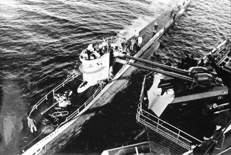 Подлодка «U-251» пополняет топливо с тяжелого крейсера «Адмирал Шеер» 1943 г.