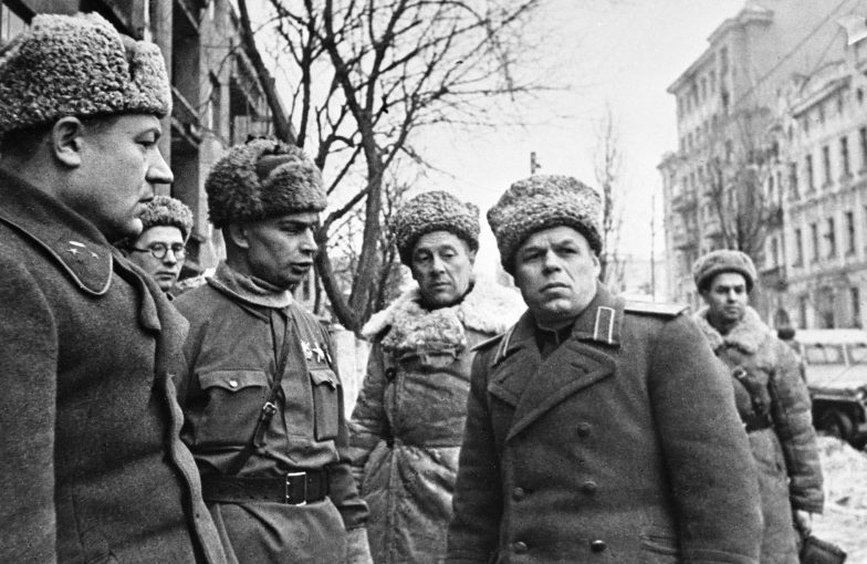 Генерал-лейтенант П. С. Рыбалко, командующий 3-й танковой армией, в центре Харькова. Февраль 1943 г. 