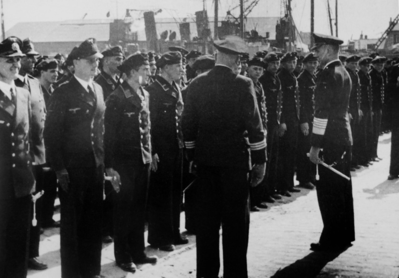 Гросс-адмирал Карл Дениц инспектирует личный состав экипажей Кригсмарине. Брест 1943 г.