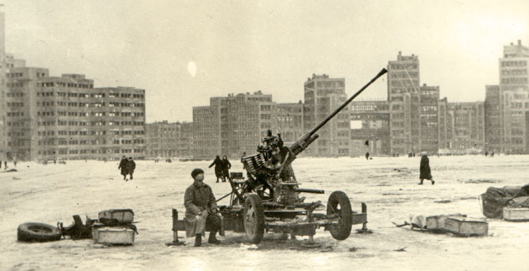 Зенитное орудие на площади Дзержинского. Февраль 1943 г.