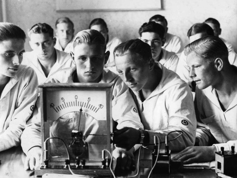 Кадеты-подводники морской инженерной школы Кригсмарине на занятиях. 1941 г. 