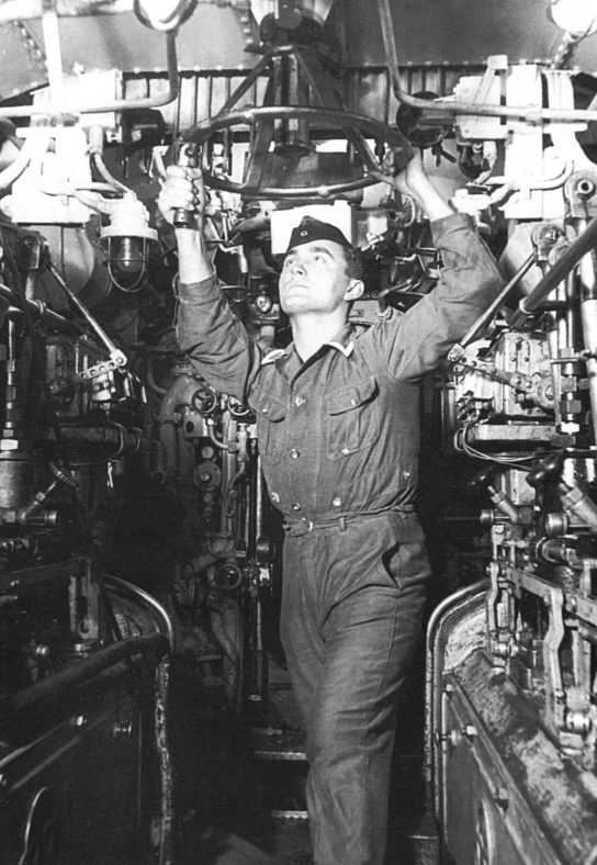 Моторист подлодки «U-178» в дизельном отсеке. 1943 г.