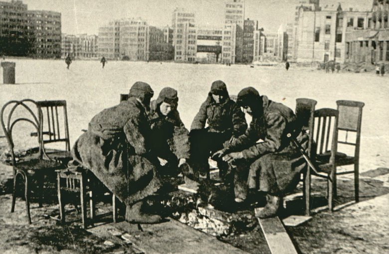 Расчет зенитчиков у костра на площади Дзержинского. Февраль 1943 г.