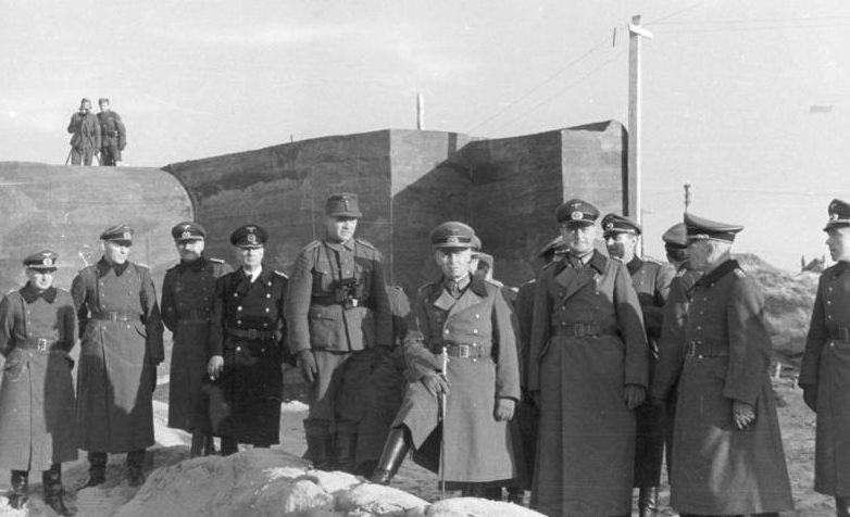 Эрвин Роммель инспектирует береговую батарею. Бельгия. 1943 г.