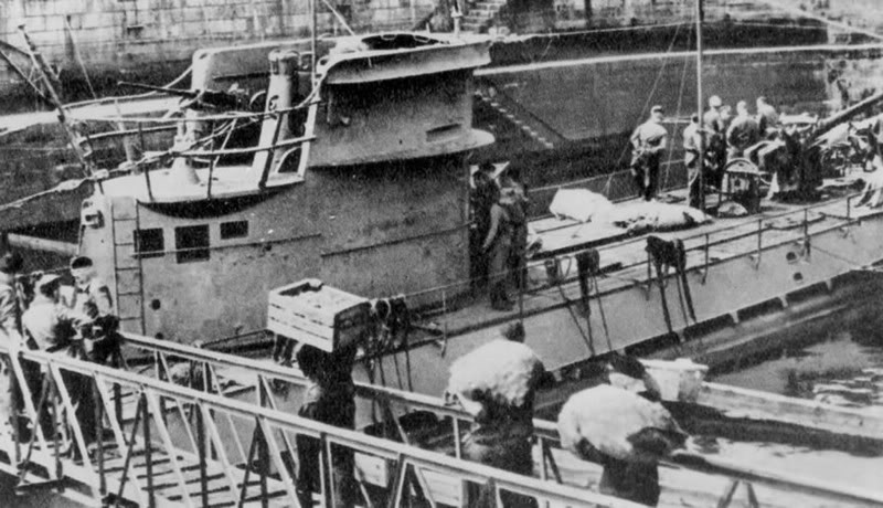 Моряки загружают припасы на подлодку «U-43». 1941 г.