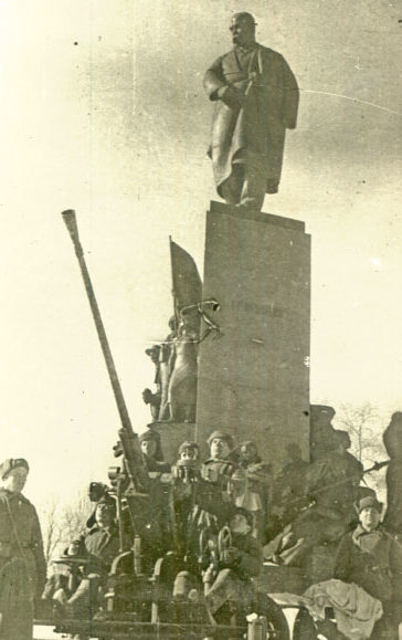 Зенитчики у памятника Шевченко. Февраль 1943 г.