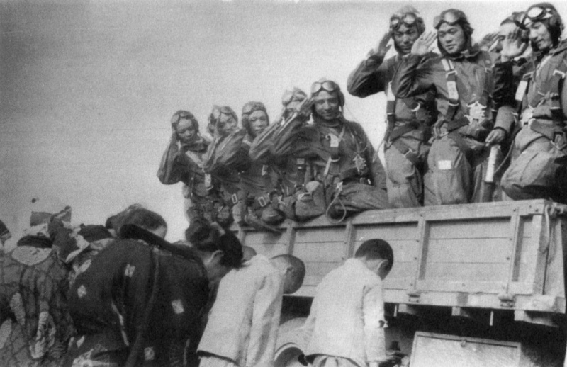 Японские женщины и подростки провожают летчиков-камикадзе на аэродром. Весна 1945 г.