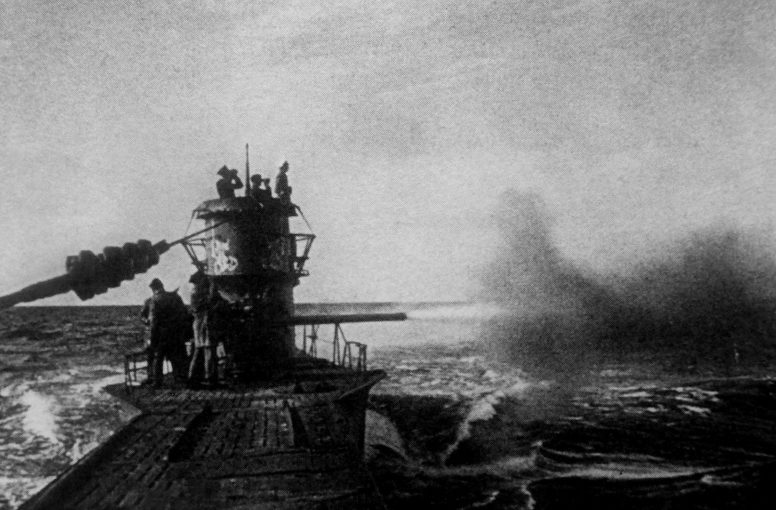 Подлодка «U-47» ведет огонь из орудия в Северной Атлантике. 1941 г. 