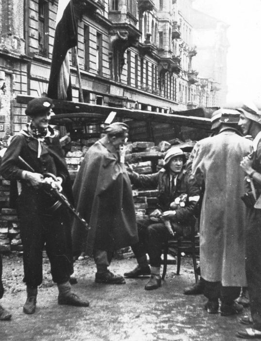 Повстанцы на улицах города. Август 1944 г.