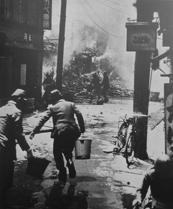Пожарные на улицах города. 1945 г.