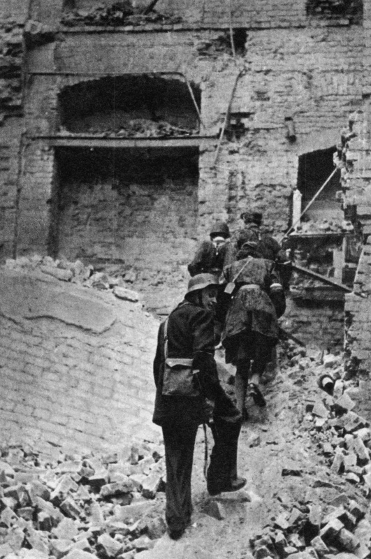 Повстанцы на улицах города. Август 1944 г.