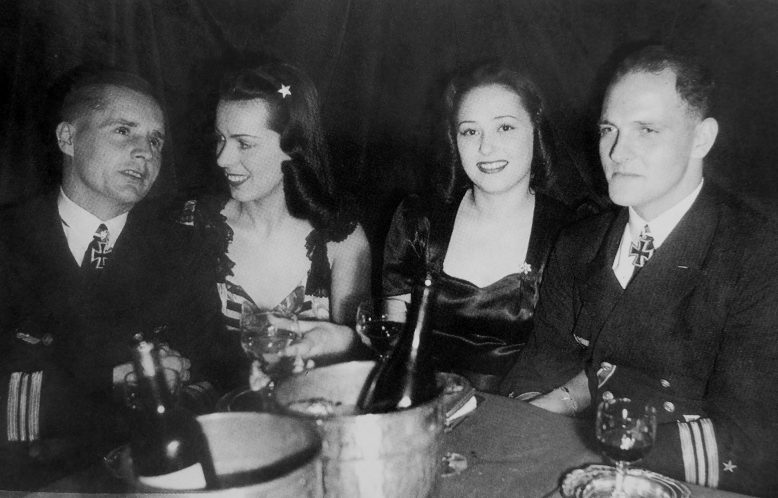 Командиры подлодок «U-46» Эндрасc и «U-552» Эрих с «подругами» в ночном клубе «Шахерезада». Париж 1941 г. 