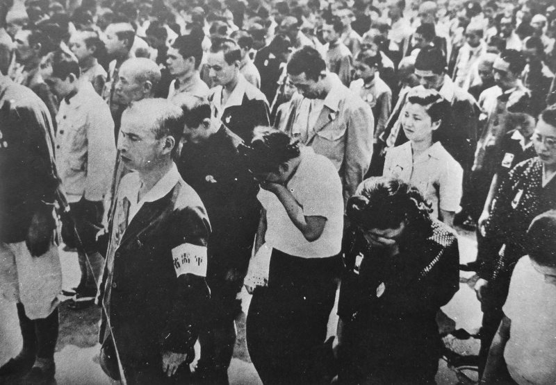 Жители Токио слушают речь императора о капитуляции. Август 1945 г.