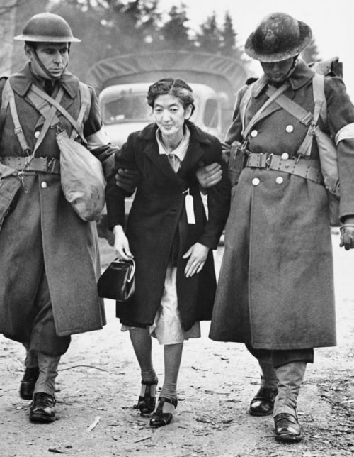 «Помощь» армии всегда кстати. Особенно на пути в лагерь. 1942 г.