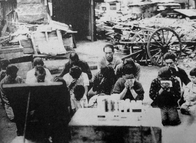 Жители Токио слушают речь императора о капитуляции. Август 1945 г.