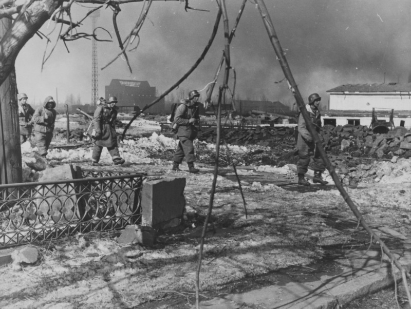 Немцы на территории тракторного завода. Март 1943 г. 