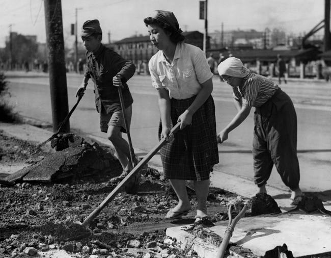 Очистка улиц от мусора. 14 Августа 1945 г.