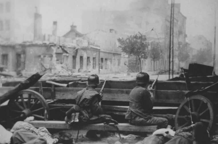 Солдаты СС на улице Хлодной в восставшей Варшаве у тел убитых повстанцев. Август 1944 г.
