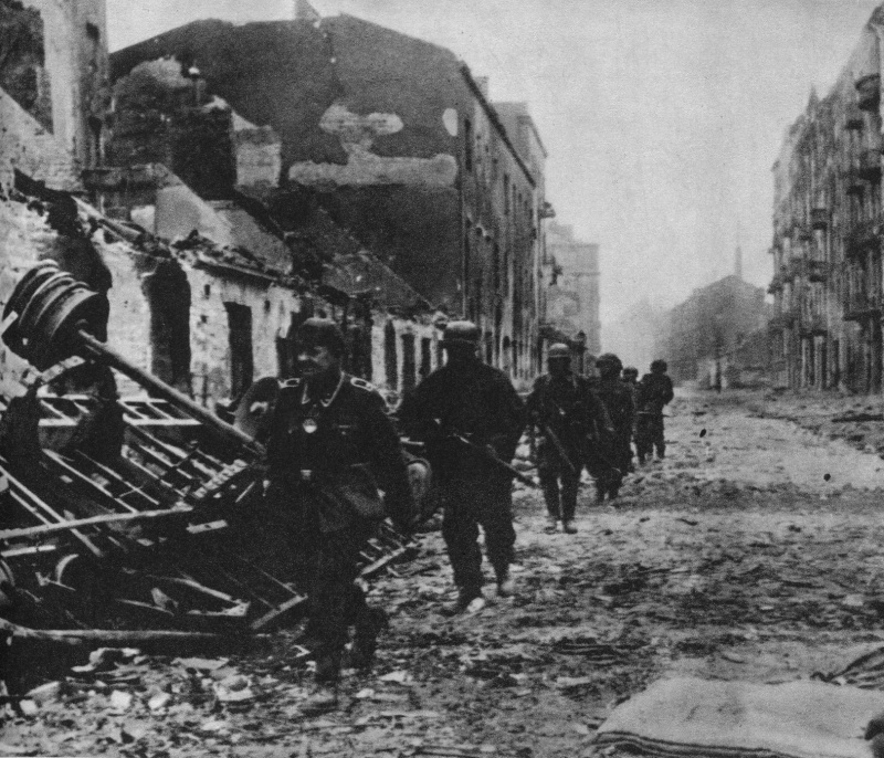 Немецкие солдаты на Сенаторской улице в Варшаве. Сентябрь 1944 г.