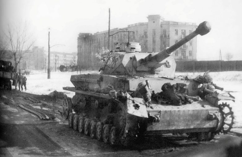 Подбитый танк дивизии СС «Лейбштандарт Адольф Гитлер» на улице Харькова. Март 1943 г.