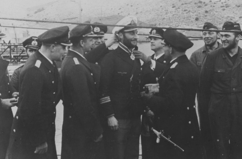 Награждение командира подлодки «U-331» Ганса-Дитриха фон Тизенгаузена Рыцарским крестом Железного Креста за потопление британского линкора «Бархэм». Февраль 1942 г.