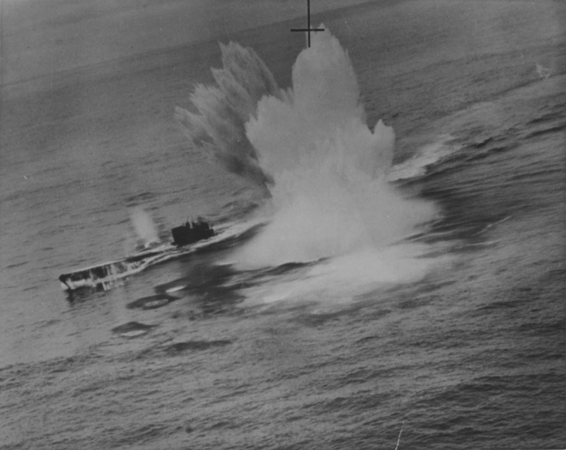 Подлодка «U-625», атакуемая бомбардировщиком «Сазерленд» 422-й канадской эскадрильи в северной Атлантике. Март 1944 г.