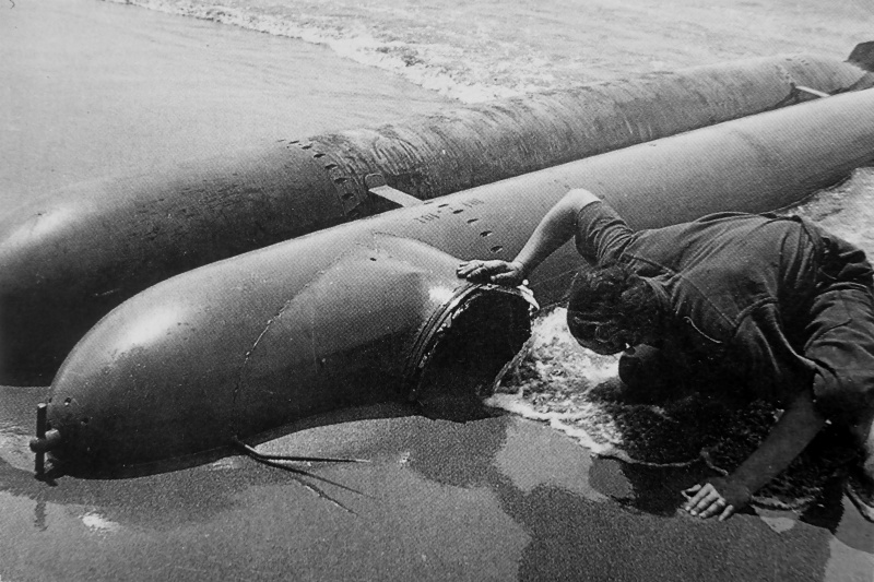 Человеко-торпеды «Негер», выброшенные на берег пляжа в Анцио. Апрель 1944 г. 