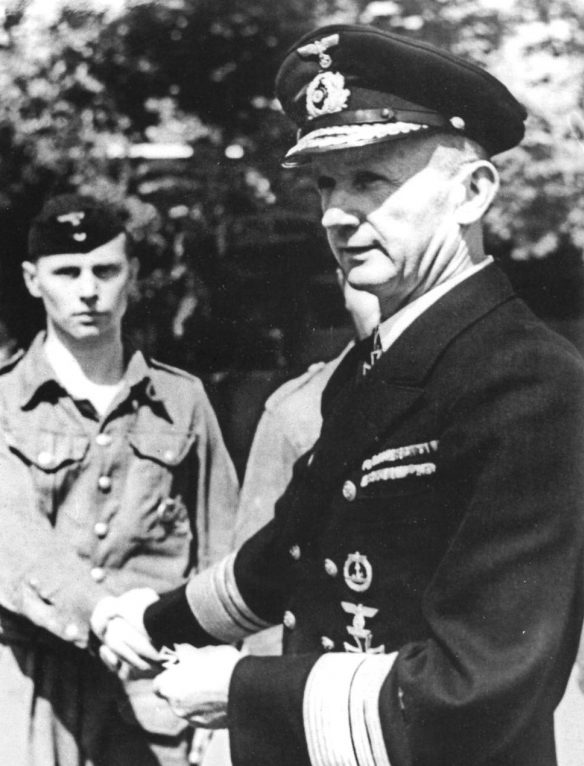 Вице-адмирал Карл Дениц награждает матроса-подводника. Март 1942 г. 